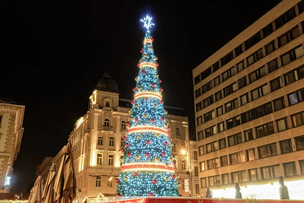 Budapest, Hungría árbol decorado en el mercado de Navidad en la plaza de San Esteban . — Foto de Stock