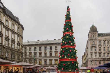 Budapeşte, Macaristan - 08 Aralık 2019: St. Stephen Meydanı 'ndaki Noel Pazarı' nda süslenmiş ağaç.