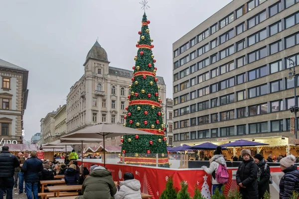 ブダペスト,ハンガリー- 2019年12月8日:聖シュテファン広場のクリスマスマーケットで装飾された木. — ストック写真