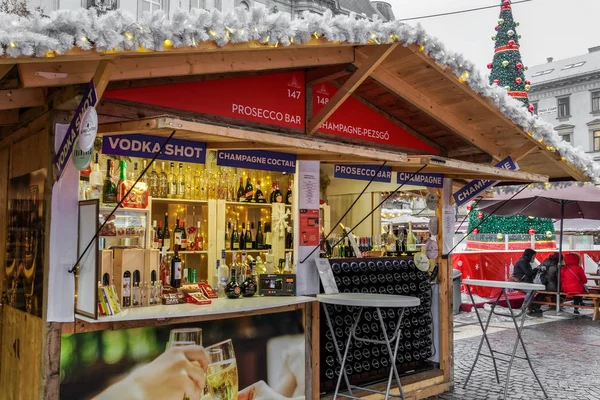 Budapeste, Hungria - 09 de dezembro de 2019: Mercado de Natal com bebidas junto à Basílica de Santo Estêvão . — Fotografia de Stock