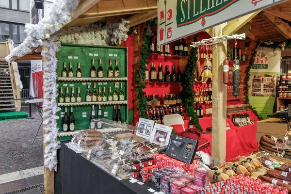 Βουδαπέστη, Ουγγαρία - Δεκέμβριος 09 2019: Χριστουγεννιάτικη Αγορά με περίπτερο τροφίμων και ποτών. — Φωτογραφία Αρχείου