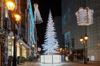 Budapeşte, Macaristan - 08 Aralık 2019: Moda Caddesi 'ndeki Noel Pazarı & aydınlatılmış ağaç.