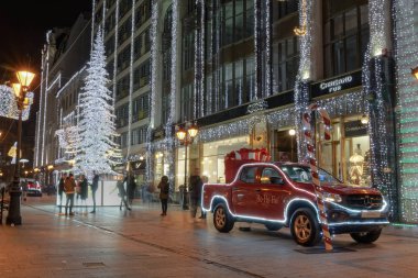 Budapeşte, Macaristan - 08 Aralık 2019: Moda Caddesi 'nde Noel Pazarı & aydınlatılmış araba ve ağaç. 