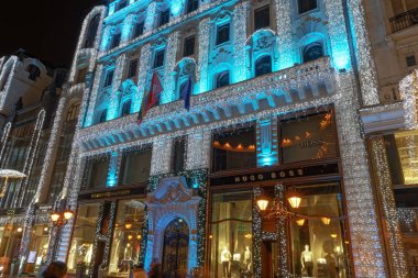 Budapeşte, Macaristan - 08 Aralık 2019: Boss & Hilfiger Moda Sokağı 'nda dekore edildi.