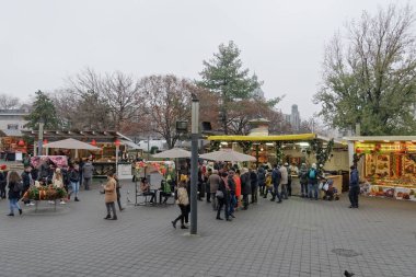Budapeşte, Macaristan - 09 Aralık 2019: Deak Ferenc Meydanı 'nda kalabalık ile açık hava Noel Pazarı.