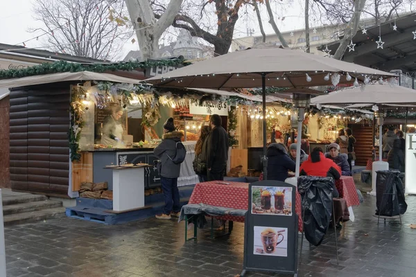 Budapeste, Hungria - 09 de dezembro de 2019: Deak Ferenc square open air Mercado de comida de Natal com multidão e fornecedores húngaros . — Fotografia de Stock