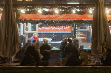 Budapeşte, Macaristan - 08 Aralık 2019: Vorosmarty meydanı kalabalık & Macar satıcılarla Noel yemeği pazarı açtı.