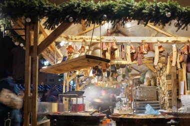 Budapeşte, Macaristan Vorosmarty meydanında kalabalık & Macar tedarikçilerle Noel yemeği pazarı açıldı.