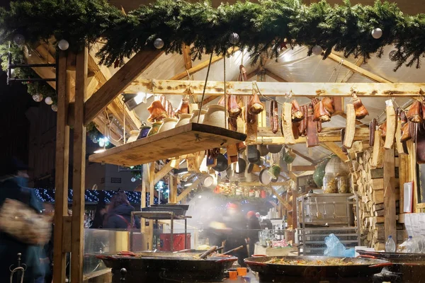 Budapest, Hungary Vorosmarty square open air Christmas food market with crowd & Hungarian vendors. — Stock Photo, Image