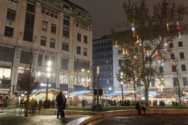 Budapeste, Hungria - 08 de dezembro de 2019: Mercado de Natal com multidão na Praça Vorosmarty . — Fotografia de Stock