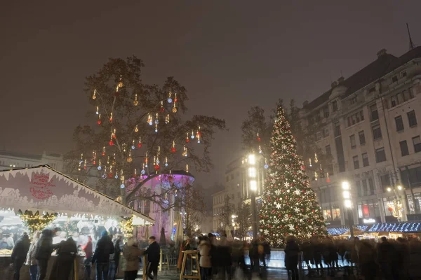 Budapeste, Hungria - 08 de dezembro de 2019: Mercado de Natal com multidão na Praça Vorosmarty . — Fotografia de Stock