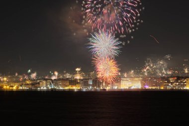Yeni Yıl Arifesi 01 Ocak 2020 Yunanistan Selanik 'te havai fişek gösterisi.