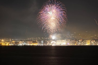 Yeni Yıl Arifesi 01 Ocak 2020 Yunanistan Selanik 'te havai fişek gösterisi.