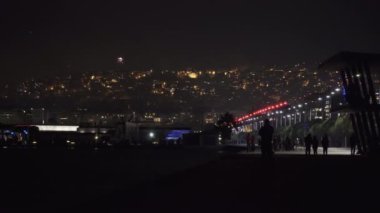Geceleri geniş yerleşim alanlarının üzerinde havai fişek gösterisi. Yeni Yıl Arifesi 01 Ocak 2020 'de Yunanistan' ın Selanik kentinde yeni yılın gelişi için havai fişekler kentin limanından görüldü..