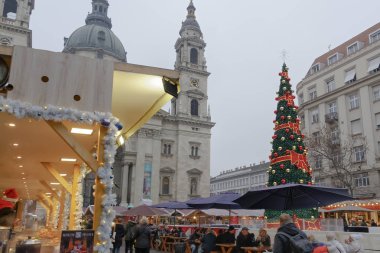 Budapeşte, Macaristan - 09 Aralık 2019: St Stephen Meydanı 'nda Noel Pazarı & ağacı.