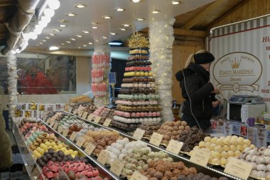 Budapeşte, Macaristan - 08 Aralık 2019: St. Stephen Meydanı 'nda tatlı satan yerel satıcılarla gıda pazarı.