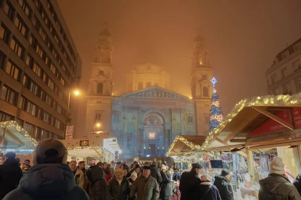 Budapeste, Hungria - 08 de dezembro de 2019: Mercado de Natal por Basílica de Santo Estêvão . — Fotografia de Stock