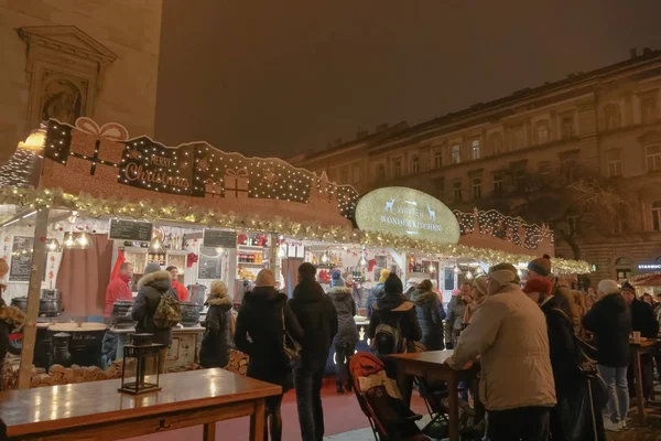 Budapest, Ungern - 8 december 2019: Julmarknad på St Stephens torg. — Stockfoto