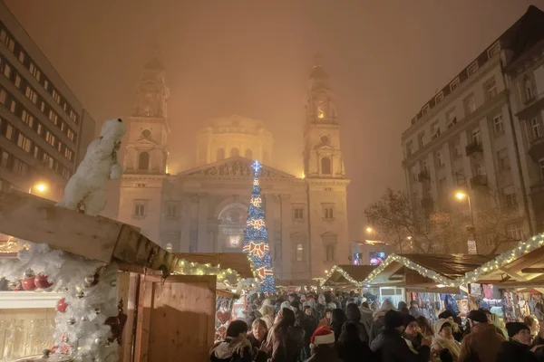 Budapeste, Hungria - 08 de dezembro de 2019: Mercado de Natal por Basílica de Santo Estêvão . — Fotografia de Stock