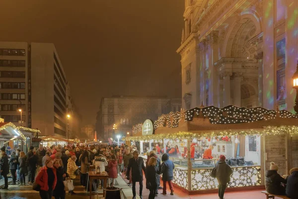 Budapeste, Hungria - 08 de dezembro de 2019: Mercado de Natal na Praça Santo Estêvão . — Fotografia de Stock