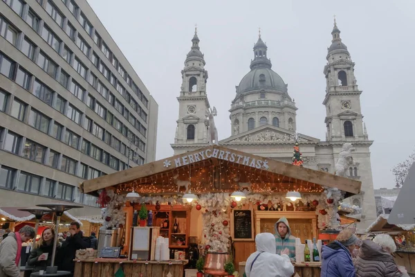 Budapeste, Hungria - 09 de dezembro de 2019: Mercado de Natal por Basílica de Santo Estêvão . — Fotografia de Stock