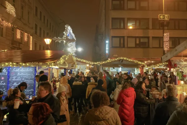 Budapest, ungarn - 08.12.2019: weihnachtsmarkt am st stephen platz. — Stockfoto