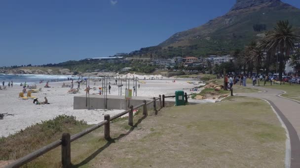 Kapstaden Sydafrika December 2019 Solig Dagsutsikt Över Camps Bay Beach — Stockvideo