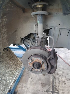 Araba diski fren pedleri ve şok emiciler değiştiriliyor.