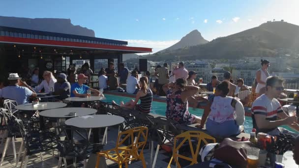 南非开普敦 2019年12月27日 酒店游泳池屋顶花园上的人群 身份不明的当地人和观光客欣赏着南非共和国首都的全景 — 图库视频影像