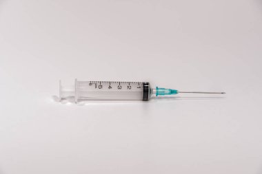Tek kullanımlık plastik şırınga tüpü ve metalik enjektör..