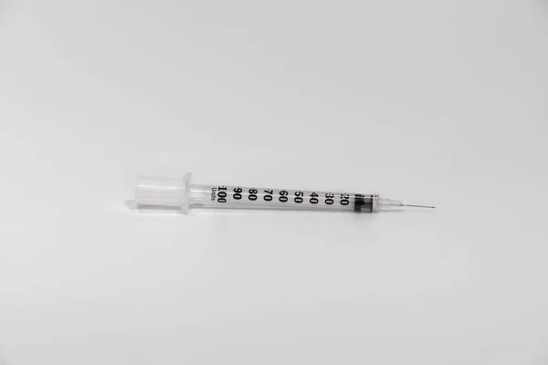 Jednorázové vypouštění kapalných plastových inzulínových injekčních stříkaček s kovovou tryskou. — Stock fotografie