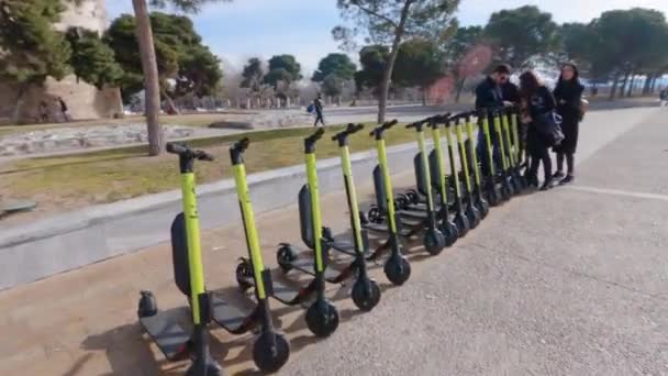 Thessaloniki Grekland Februari 2020 Parkerad Hive Electric Scooter Uthyrning Utan — Stockvideo