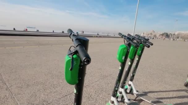 テッサロニキ ギリシャ 2020年2月3日 乗客なしの駐車場ライム電動スクーターのレンタル グリーン ブラックライドシェアリング 海の横のウォーターフロントにあるLime S電動スクーター 使用する準備ができて — ストック動画