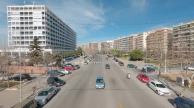 Şehir otobanında arabaların gün içinde hızlandırılmış görüntüsü. Yunanistan 'ın Selanik kentindeki Makedonia Palace Hotel' in yanındaki Leoforos Megalou Alexandrou arterinde hareket halindeki araçlarda sürücüler.