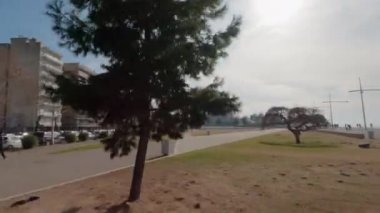Makedonia Sarayı beş yıldızlı ikonik otel hipervanesi. Yunanistan 'ın Selanik kentindeki Leoforos Megalou Alexandrou' nun yanında kuzeyden görülen lüks otelin güneşli manzarası..