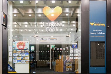 Manchester, Uk - 20 Şubat 2020: Hays Seyahat Ajansı 'nın devraldığı eski Thomas Cook. Seyahat teklifleriyle dolu bir vitrin cephesi ve eski ve yeni devralma şirketinin logosu olan broşürler..