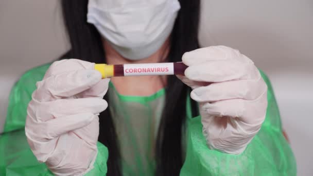 Covid Conceito Surto Mundial Com Etiqueta Coronavírus Vacutainer Química Feminina — Vídeo de Stock