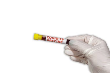 Coronavirus Covid-19 dünya salgını konsepti. Aşı etiketi boştur. Koruyucu eldivenli kadın kimyager, beyaz arka planda Wuhan virüsü aşısı ile kan tüpü denemesi yapıyor..