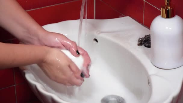 一般的な感染症のリスクを軽減するために石鹸で効果的な手洗い バスルームのシンクの女性は 細菌を殺すために良い洗浄技術を適用白い石鹸バーと水をこすり手を実行しています — ストック動画