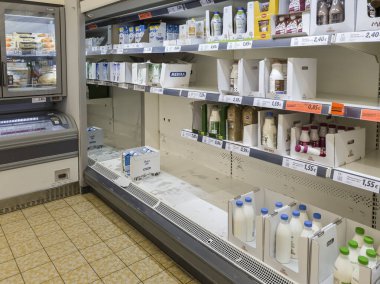 Selanik, Yunanistan - 12 Mart 2020: Yunan süpermarket Coronavirus kıtlığı. Covid-19 paniğine yanıt vermek için acele eden kalabalıktan dolayı süt ve süt ürünleri olmayan boş rafların iç görünümü.