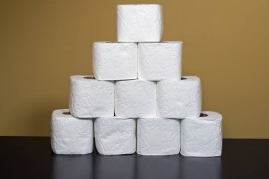 İstiflenmiş rulo tuvalet kağıdı kıtlığı konsepti. Bir yığın beyaz tuvalet kağıdı stoklardaki tuvalet kağıtlarını gösteriyor..
