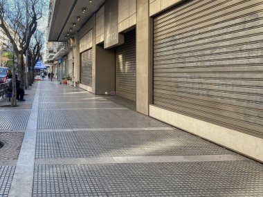 Selanik, Yunanistan - 16 Mart 2020: Coronavirüs tedbirleri iş ve günlük yaşamı etkiliyor. Boş sokaklar ve kapalı dükkanlar, Yunan hükümetinin COVID-19 'un yayılmasını önleme kararı doğrultusunda.