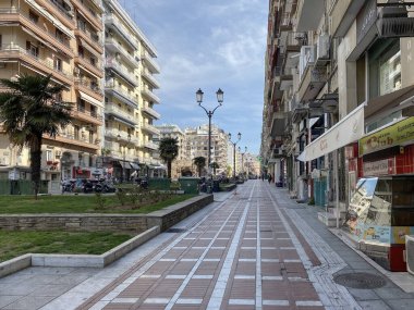 Selanik, Yunanistan - 18 Mart 2020: Coronavirüs tedbirleri iş ve günlük yaşamı etkiler. Boş sokaklar, kalabalık yok ve kapalı mağazalar, Yunan hükümetinin COVID-19 'un yayılmasını önleme kararı sonrasında.