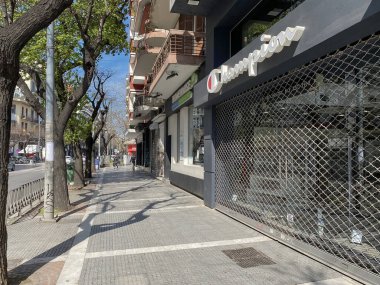 Selanik, Yunanistan - 18 Mart 2020: Coronavirüs tedbirleri iş ve günlük yaşamı etkiler. Boş sokaklar, kalabalık yok ve kapalı mağazalar, Yunan hükümetinin COVID-19 'un yayılmasını önleme kararı sonrasında.