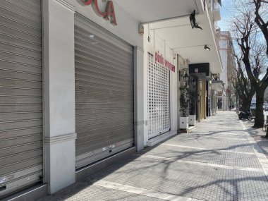 Selanik, Yunanistan - 18 Mart 2020: Coronavirüs tedbirleri iş ve günlük yaşamı etkiler. Boş sokaklar, kalabalık yok ve kapalı mağazalar, Yunan hükümetinin COVID-19 'un yayılmasını önleme kararı sonrasında.