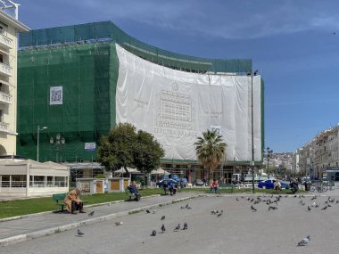 Selanik, Yunanistan - 18 Mart 2020: Yunan hükümetinin koronavirüs kısıtlamaları nedeniyle daha az kalabalık sokaklara döküldü. Çoğunlukla Aristo Meydanı 'ndaki yaşlılar, kamu trafiği olmaması önerisine karşı çıkıyorlar..