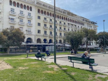 Selanik, Yunanistan - 18 Mart 2020: Yunan hükümetinin koronavirüs kısıtlamaları nedeniyle daha az kalabalık sokaklara döküldü. Çoğunlukla Aristo Meydanı 'ndaki yaşlılar, kamu trafiği olmaması önerisine karşı çıkıyorlar..