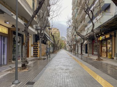 Selanik, Yunanistan - 23 Mart 2020: Coronavirüs tedbirleri iş ve günlük yaşamı etkiler. Boş sokaklar, yağmurlu bir günde Yunan hükümetinin trafiği kısıtlaması sonrasında hiçbir kalabalık & kapanmadı.