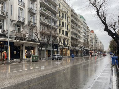 Selanik, Yunanistan - 23 Mart 2020: Coronavirüs tedbirleri iş ve günlük yaşamı etkiler. Boş sokaklar, yağmurlu bir günde Yunan hükümetinin trafiği kısıtlaması sonrasında hiçbir kalabalık & kapanmadı.