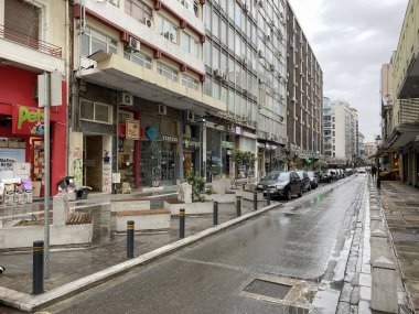 Selanik, Yunanistan - 23 Mart 2020: Coronavirüs tedbirleri iş ve günlük yaşamı etkiler. Boş sokaklar, yağmurlu bir günde Yunan hükümetinin trafiği kısıtlaması sonrasında hiçbir kalabalık & kapanmadı.